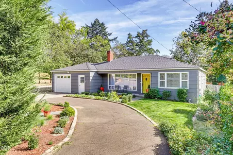 2418 Hillcrest Rd, Medford, OR 97504