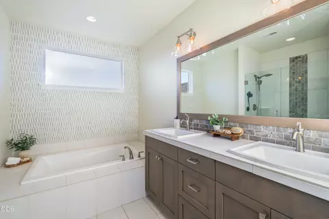 Bath - 61591 Aaron Way, Bend, OR 97702 photo 2 of 3