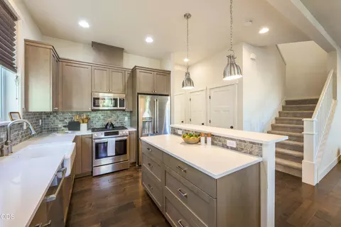 Kitchen - 61591 Aaron Way, Bend, OR 97702 photo 2 of 3