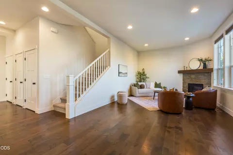 Living - 61591 Aaron Way, Bend, OR 97702 photo 2 of 2