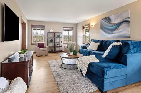 Living - 61000 Jennings Rd, Bend, OR 97702 photo 4 of 4