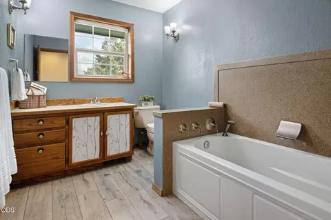 Bath - 61000 Jennings Rd, Bend, OR 97702 photo 4 of 5