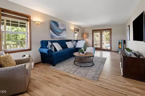 Living - 61000 Jennings Rd, Bend, OR 97702 photo 1 of 4