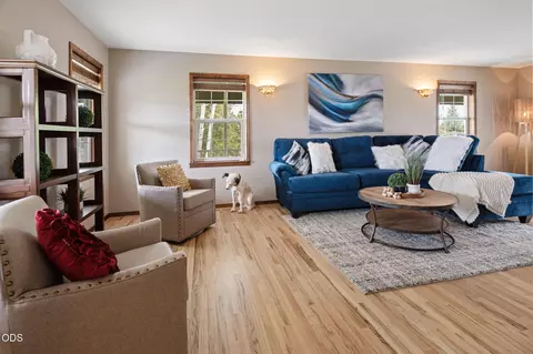 Living - 61000 Jennings Rd, Bend, OR 97702 photo 3 of 4