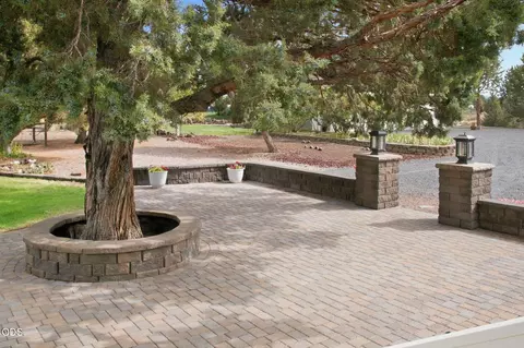 Exterior - 61000 Jennings Rd, Bend, OR 97702 photo 10 of 11