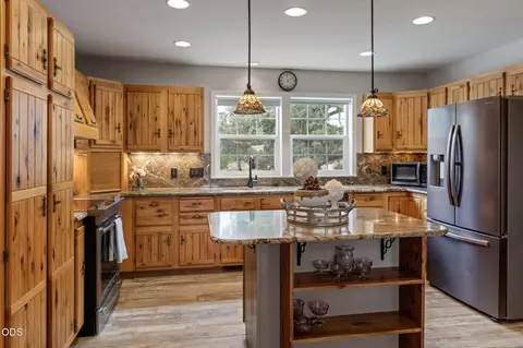 Kitchen - 61000 Jennings Rd, Bend, OR 97702 photo 2 of 3