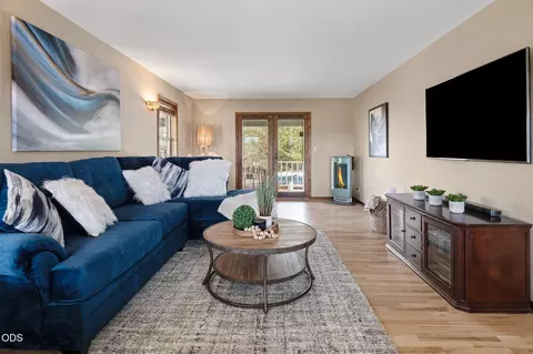 Living - 61000 Jennings Rd, Bend, OR 97702 photo 2 of 4