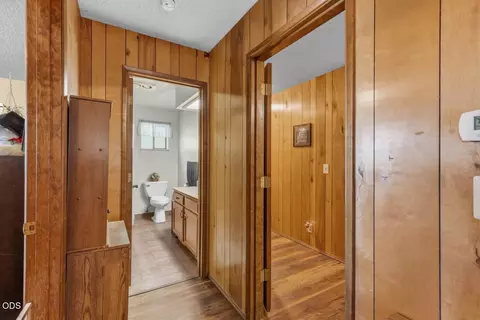 Entry Way - 758 Summit Loop, Grants Pass, OR 97527 photo 3 of 4