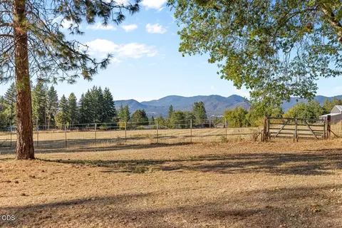 Exterior - 758 Summit Loop, Grants Pass, OR 97527 photo 10 of 10