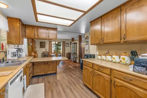 Kitchen - 758 Summit Loop, Grants Pass, OR 97527 photo 3 of 5