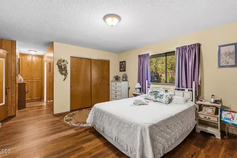 Bedroom - 758 Summit Loop, Grants Pass, OR 97527 photo 2 of 3