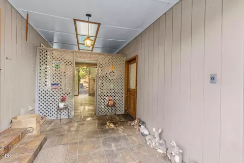 Entry Way - 758 Summit Loop, Grants Pass, OR 97527 photo 4 of 4