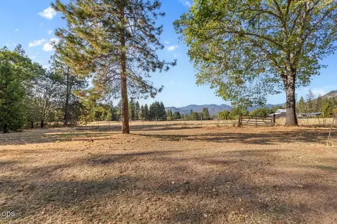 Exterior - 758 Summit Loop, Grants Pass, OR 97527 photo 7 of 10