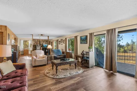 Living - 758 Summit Loop, Grants Pass, OR 97527 photo 3 of 3