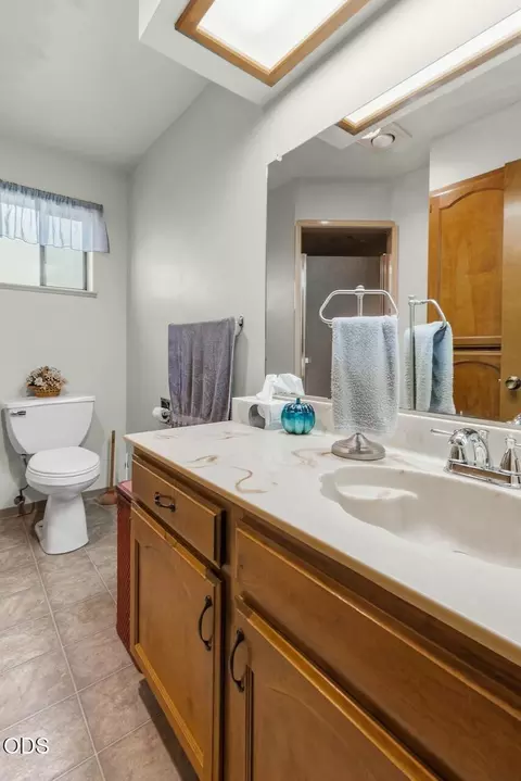 Bath - 758 Summit Loop, Grants Pass, OR 97527 photo 4 of 5