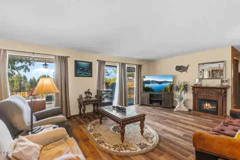 Living - 758 Summit Loop, Grants Pass, OR 97527 photo 2 of 3