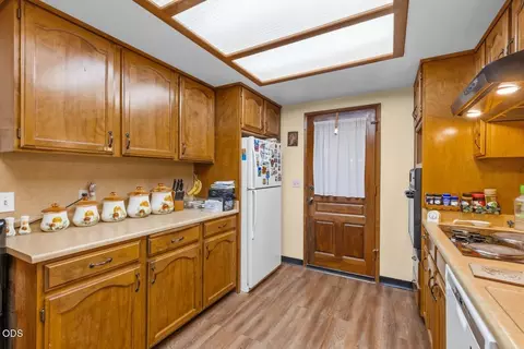Kitchen - 758 Summit Loop, Grants Pass, OR 97527 photo 2 of 5