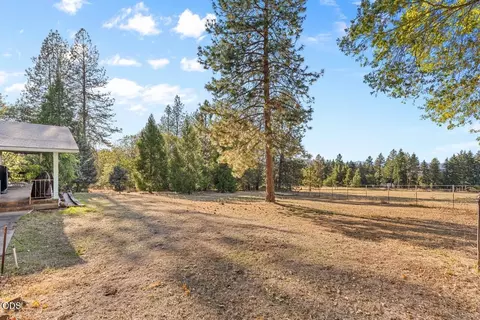 Exterior - 758 Summit Loop, Grants Pass, OR 97527 photo 5 of 10