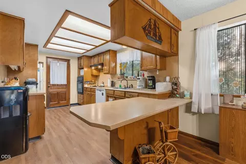 Kitchen - 758 Summit Loop, Grants Pass, OR 97527 photo 5 of 5