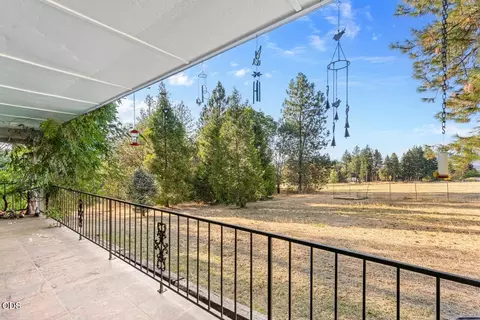 Exterior - 758 Summit Loop, Grants Pass, OR 97527 photo 4 of 10