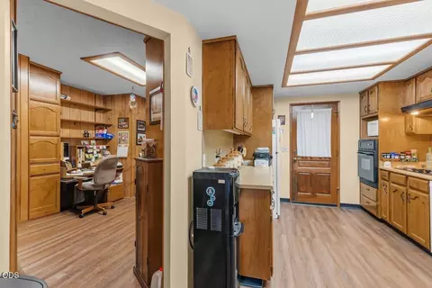 Entry Way - 758 Summit Loop, Grants Pass, OR 97527 photo 2 of 4