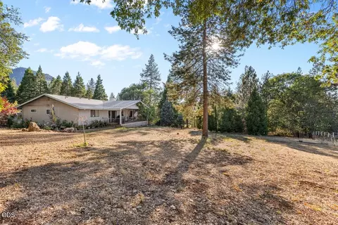 Exterior - 758 Summit Loop, Grants Pass, OR 97527 photo 6 of 10