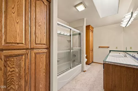 Bath - 61330 Larsen Rd, Bend, OR 97702 photo 6 of 6