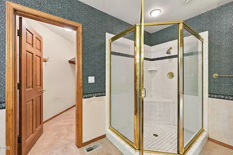 Bath - 61330 Larsen Rd, Bend, OR 97702 photo 3 of 6