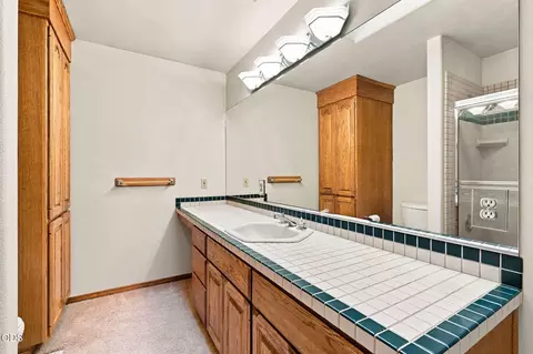 Bath - 61330 Larsen Rd, Bend, OR 97702 photo 5 of 6