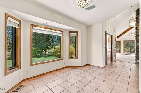 Entry Way - 61330 Larsen Rd, Bend, OR 97702 photo 3 of 4
