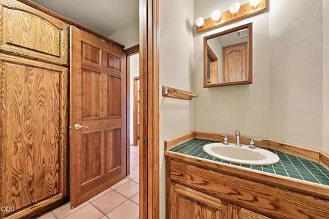 Bath - 61330 Larsen Rd, Bend, OR 97702 photo 4 of 6