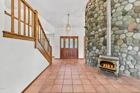 Entry Way - 61330 Larsen Rd, Bend, OR 97702 photo 2 of 4