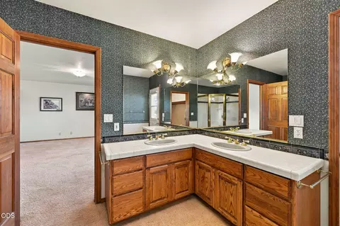 Bath - 61330 Larsen Rd, Bend, OR 97702 photo 2 of 6