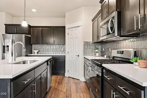 Kitchen - 20597 SE Gemstone Ave, Bend, OR 97702 photo 4 of 5
