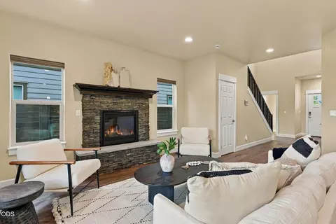 Living - 20597 SE Gemstone Ave, Bend, OR 97702 photo 4 of 6