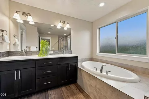 Bath - 20597 SE Gemstone Ave, Bend, OR 97702 photo 4 of 6
