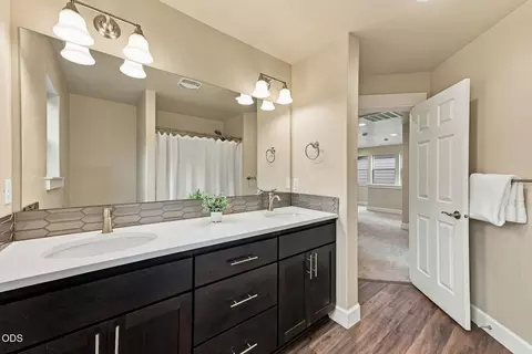 Bath - 20597 SE Gemstone Ave, Bend, OR 97702 photo 6 of 6