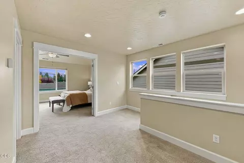 Entry Way - 20597 SE Gemstone Ave, Bend, OR 97702 photo 6 of 7