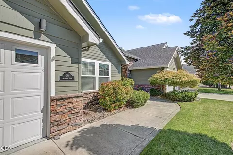 Exterior - 89 Skyhawk Dr, Eagle Point, OR 97524 photo 5 of 11