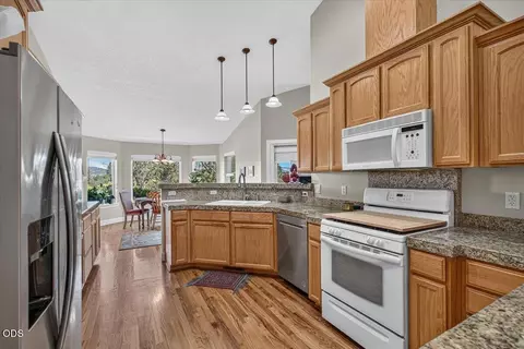 Kitchen - 89 Skyhawk Dr, Eagle Point, OR 97524 photo 1 of 6