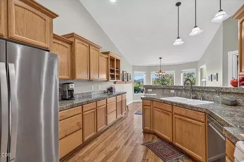 Kitchen - 89 Skyhawk Dr, Eagle Point, OR 97524 photo 2 of 6