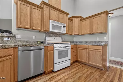 Kitchen - 89 Skyhawk Dr, Eagle Point, OR 97524 photo 6 of 6