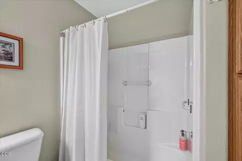 Bath - 89 Skyhawk Dr, Eagle Point, OR 97524 photo 2 of 2