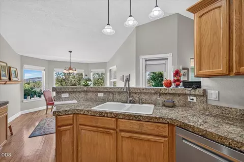Kitchen - 89 Skyhawk Dr, Eagle Point, OR 97524 photo 5 of 6