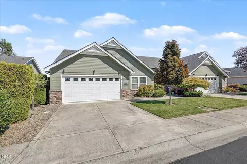 Exterior - 89 Skyhawk Dr, Eagle Point, OR 97524 photo 2 of 11