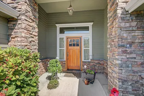 Entry Way - 89 Skyhawk Dr, Eagle Point, OR 97524 photo 1 of 2