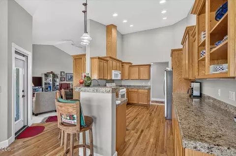 Kitchen - 89 Skyhawk Dr, Eagle Point, OR 97524 photo 3 of 6