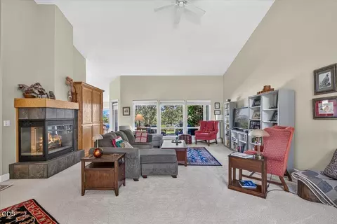 Living - 89 Skyhawk Dr, Eagle Point, OR 97524 photo 2 of 4