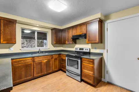 Kitchen - 61180 Tapadera St, Bend, OR 97702 photo 2 of 3