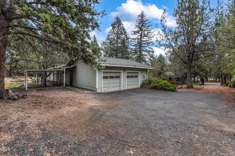 Exterior - 61180 Tapadera St, Bend, OR 97702 photo 2 of 6